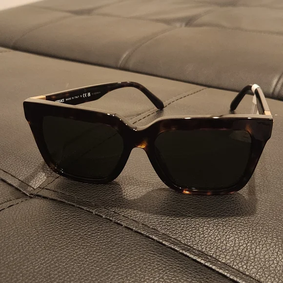 Versace Dark Tortoise Havana Wmn\'s Sunglasses . NO CASE Signature Cat-Eye Sunglasses Havana | VERSACE US main image 3